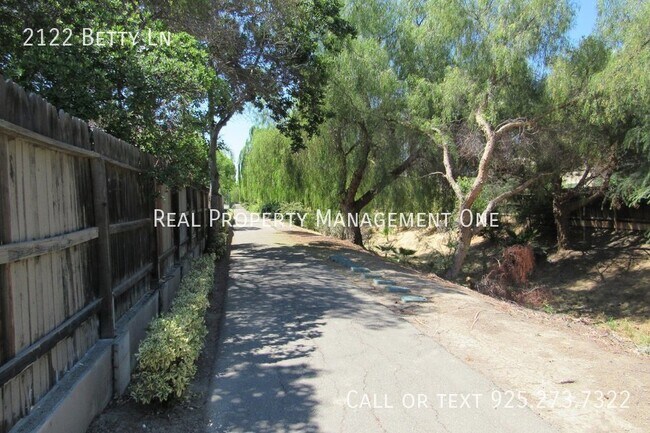 Building Photo - 2122 Betty Ln