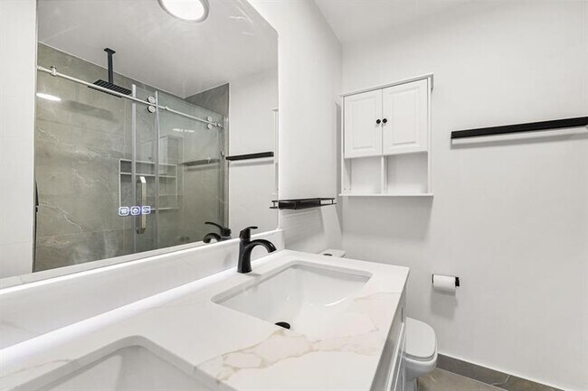 Building Photo - 7923 N Southwood Cir