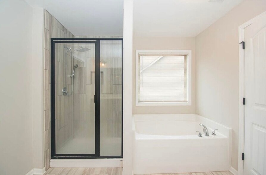 Master Bathroom - 399 Cobblestone Trl