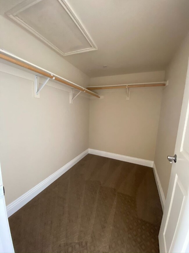 Building Photo - FABULOUS 4TH FLOOR CONDO IN GATED COMMUNIT...