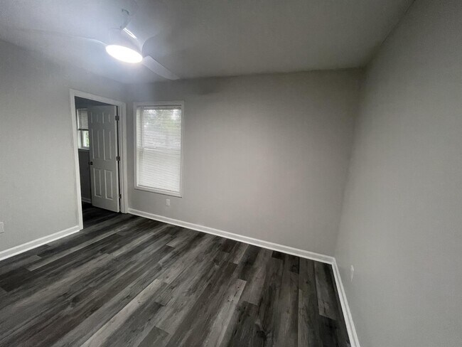 Building Photo - 803 6th Ave S