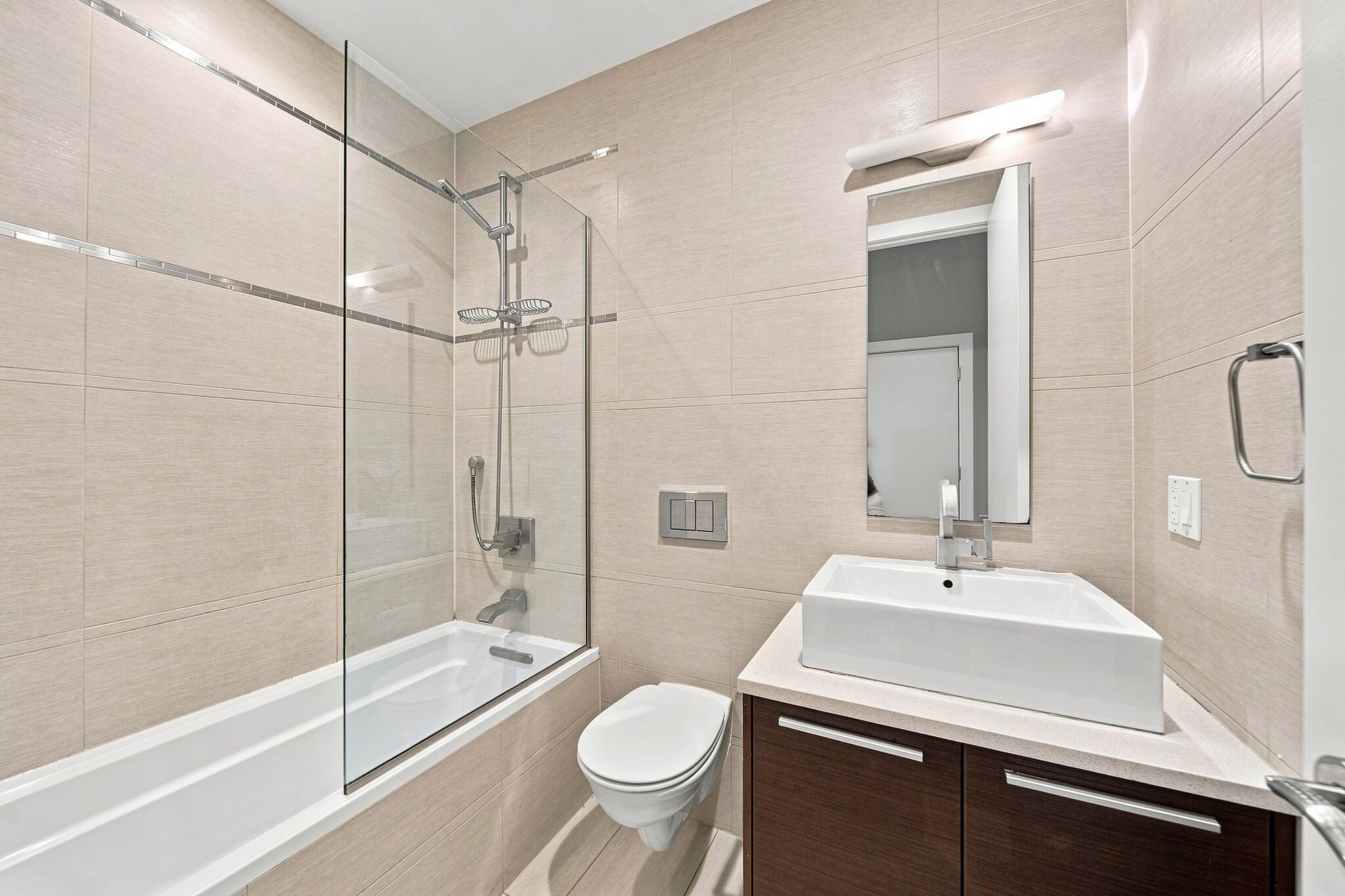 Full bath Hallway - 815 N Ashland Ave