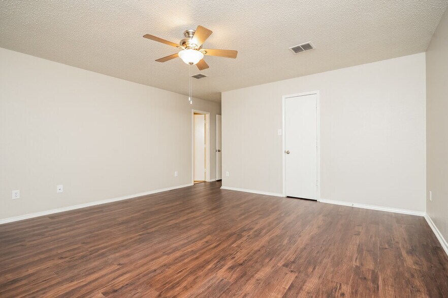 Building Photo - 1901 Lariat Dr