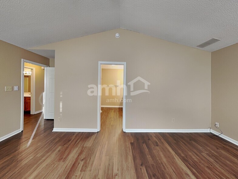 Building Photo - 743 Millbrook Dr