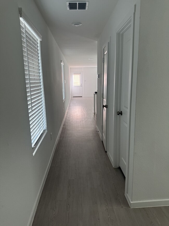 Building Photo - 807 Sandhill Crane Ln