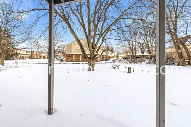 Building Photo - 231 Lark Dr