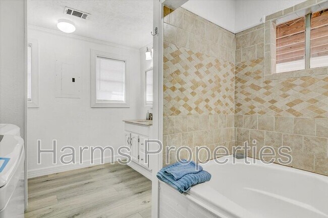 Building Photo - 185 Weiss Bluff Rd