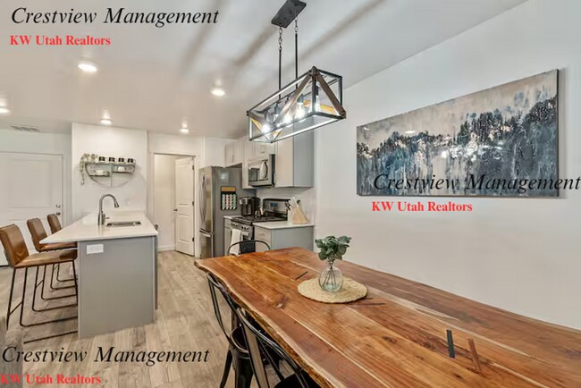 Building Photo - Beautifully Maintained Townhouse in a Prime Location