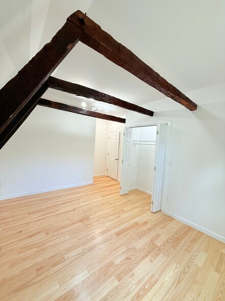 Room room upstairs - 62 Belfield Dr