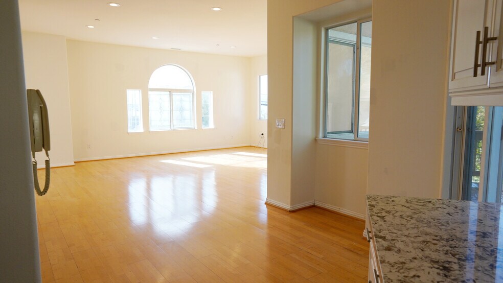 Building Photo - 3780 Lenawee Ave