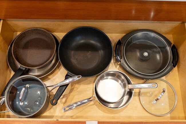 Building Photo - 6836 S Land Park Dr