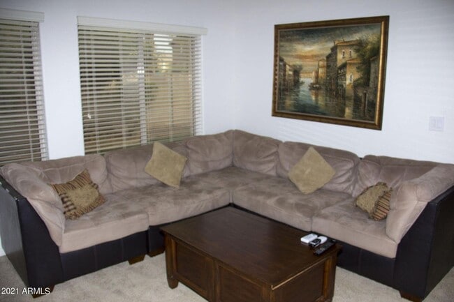 Building Photo - Charming 3 bedroom plus den and 2.5 bath home with full SOLAR !!