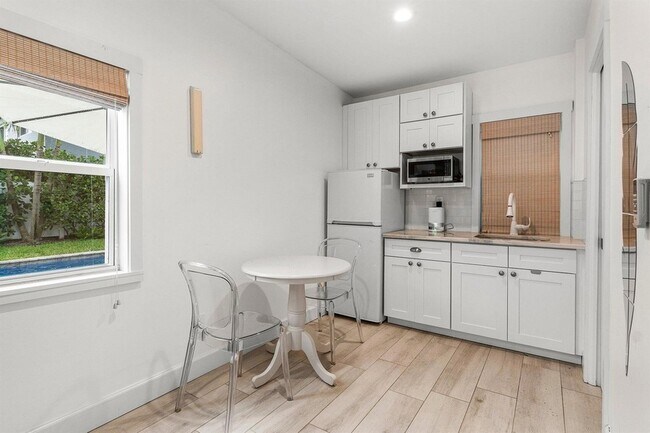 Building Photo - 414 NE 7th Ave