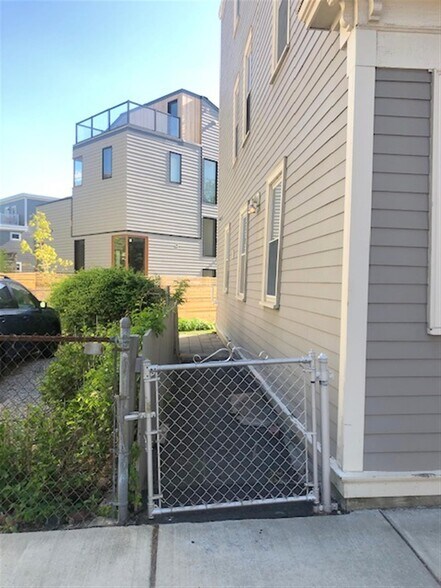 Building Photo - 77 Kinnaird St