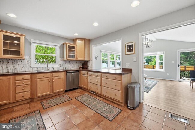 Building Photo - 6426 Carriage Dr