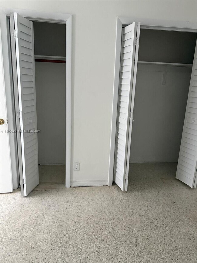 Building Photo - 519 SW 27th Ave