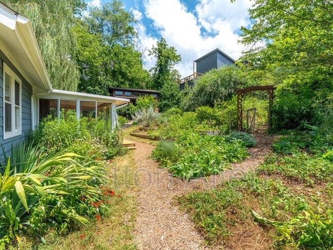 Building Photo - 83 5th Ave