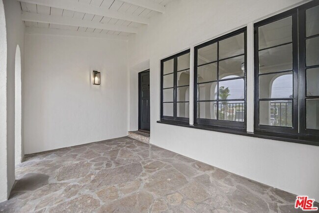 Building Photo - 1146 S Stanley Ave