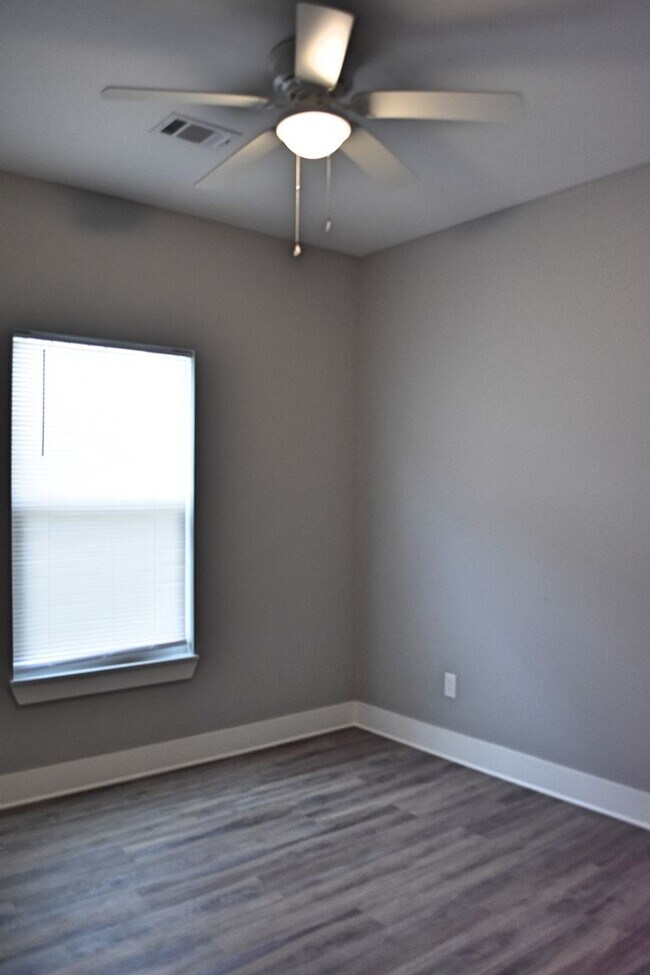 Building Photo - 10 Oakfield Dr N