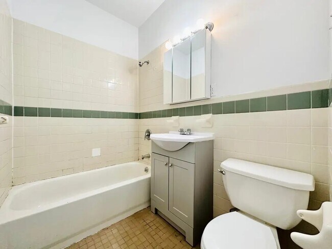 Building Photo - Furnished room/NOT APARTMENT