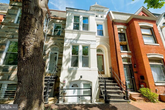 Primary Photo - 1214 Linden Pl NE