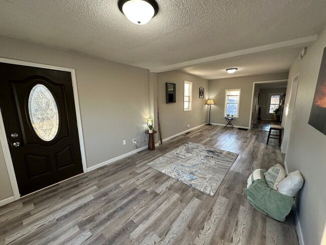 Building Photo - 2 bed, 2 bath home for rent in Waterloo, a...