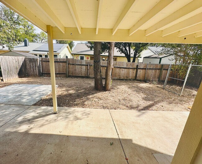 Building Photo - MOVE IN SPECIAL!!! - Updated 3-Bed Home wi...