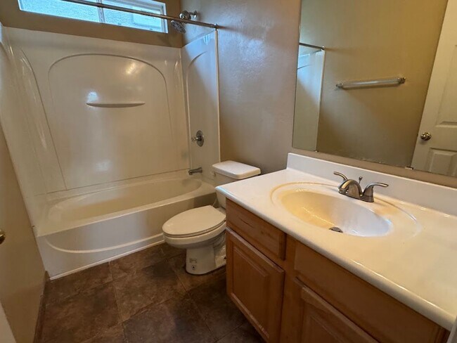 Building Photo - Stylish 3-Bed Home with Loft & Low-Maintenance Backyard in Phoenix