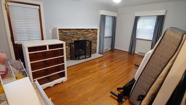Building Photo - *Updated & Spacious 3BD/2BA Single-Family ...
