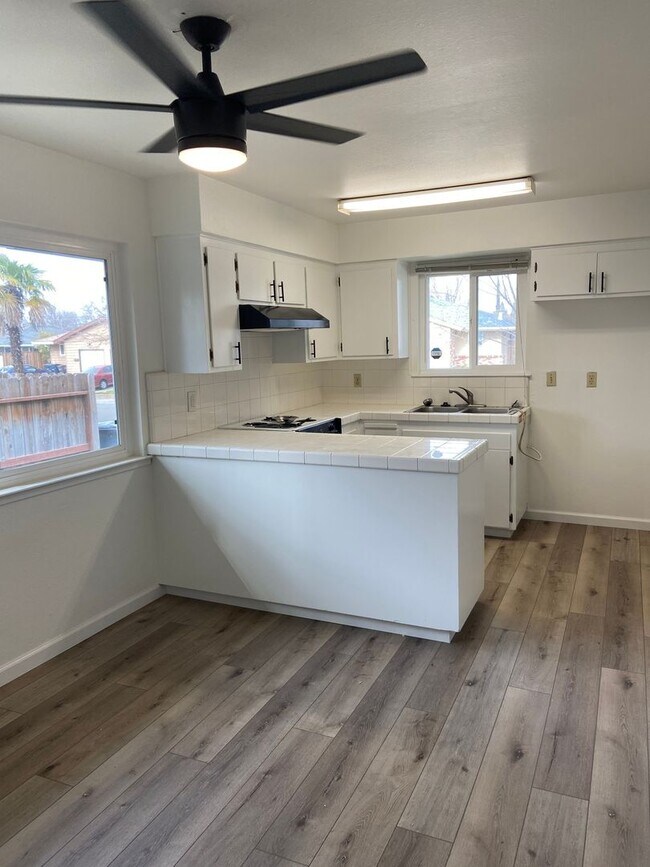 Building Photo - Duplex - Super clean 2 bdrm, 1 bath