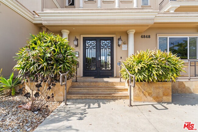 Building Photo - 4848 Wilshire Blvd