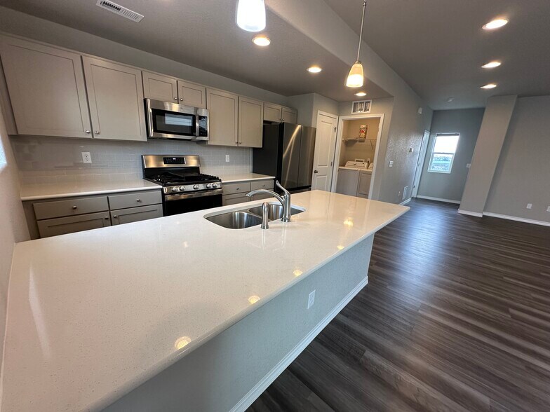 Building Photo - 7435 Gorgeted Quail Grv