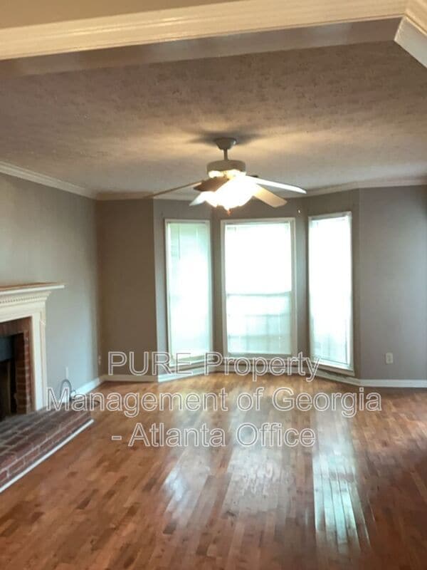 Building Photo - 743 Helga Dr NE