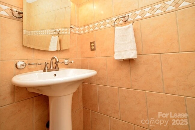 Building Photo - 8843 Hunter Ridge Dr