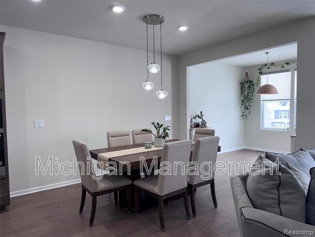 Building Photo - 1434 Superior Dr