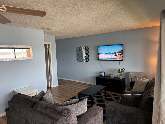 Building Photo - Move-in Special- $200.00 Off First Months Rent