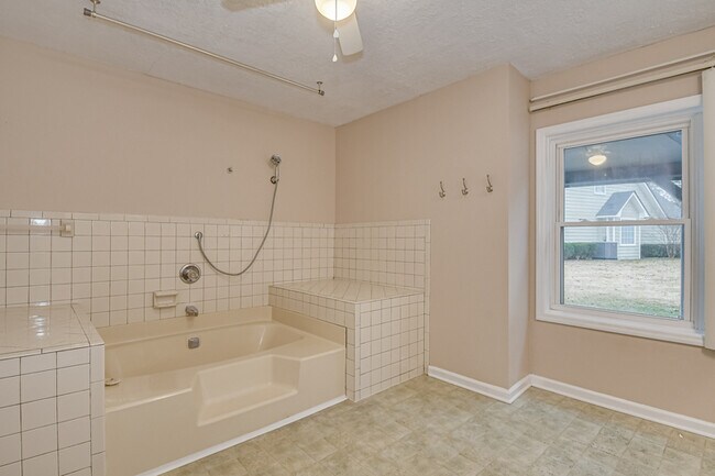 Building Photo - 4410 Goshen Lake Dr S