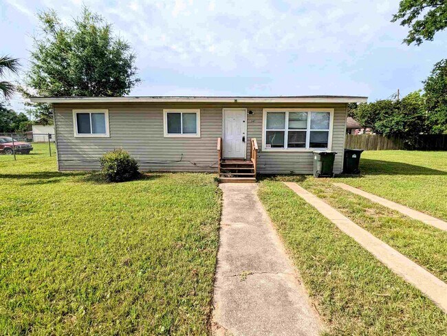 Primary Photo - 2407 W Gonzalez St