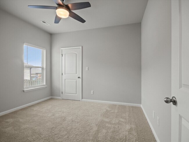 Building Photo - 227 Poplar Hollow Dr