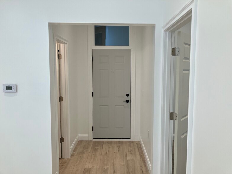 Building Photo - 513 1/2 S Main St