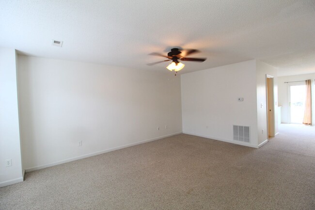 Building Photo - Liberty Square townhome