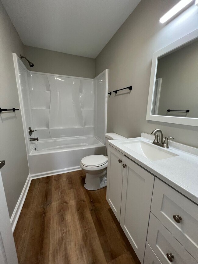 Building Photo - 2 Bedroom/1.5 Bath Townhouse Kingsport TN