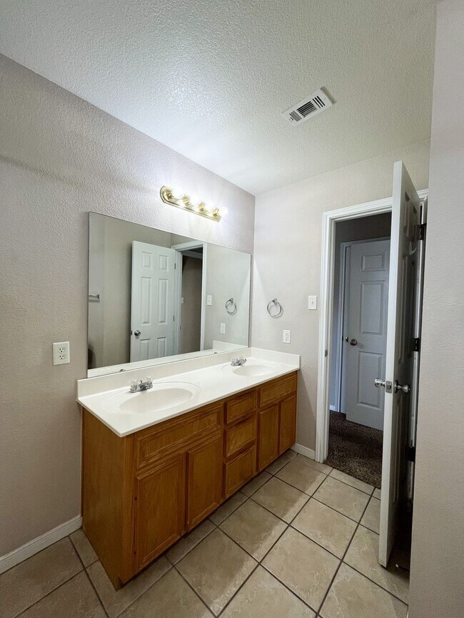 Building Photo - Available NOW  This home is centrally loca...