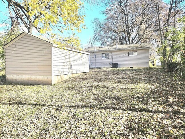 Building Photo - Amazing 3 Bedroom 1 Bathroom Home