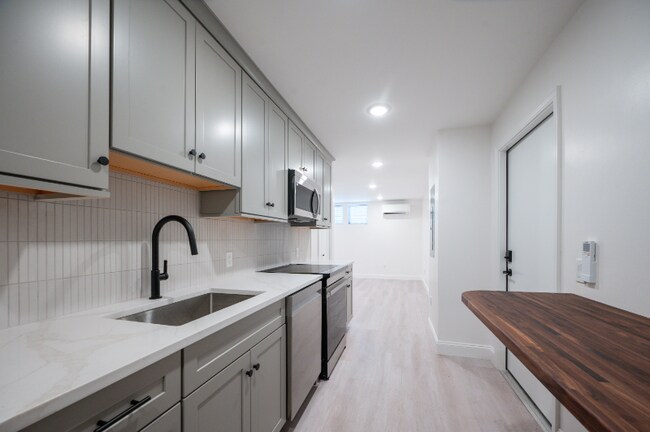 Primary Photo - 126 Adelaide Ave