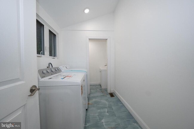 Building Photo - 622 Spring Ave