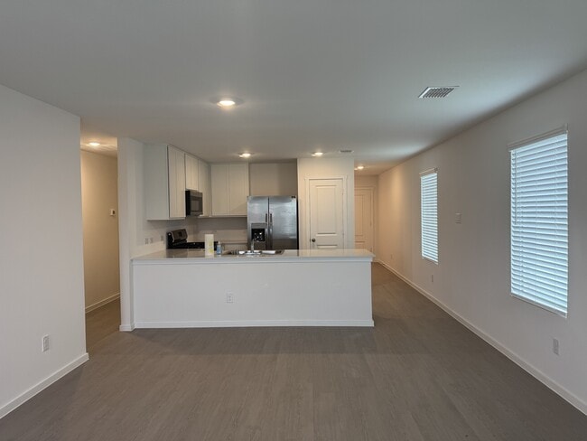 Building Photo - 913 Birkdale Dr