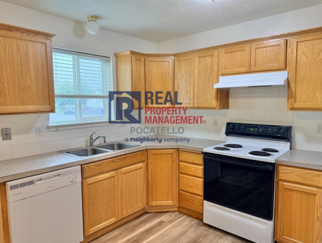 Building Photo - 3 Bedroom 1.5 Bath Apartment - 2 car garage