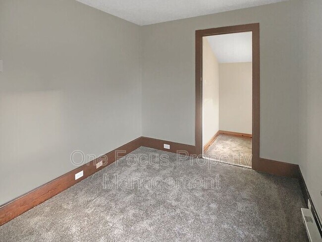 Building Photo - 930 Vine Ave
