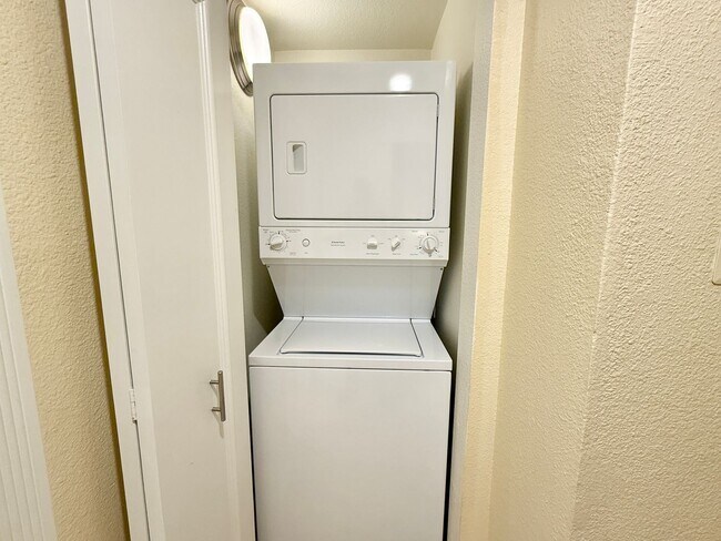 Building Photo - Meridian Luxury 1 Bed/1Bath Condo in Resort Style Community.